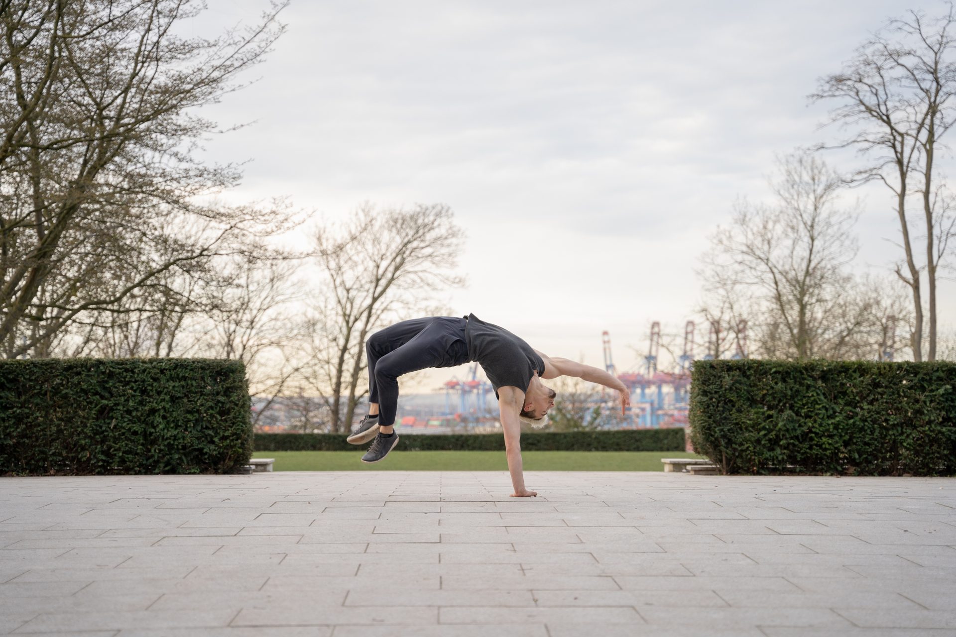 Backflip am Hamburger Hafen — Movement Practice
