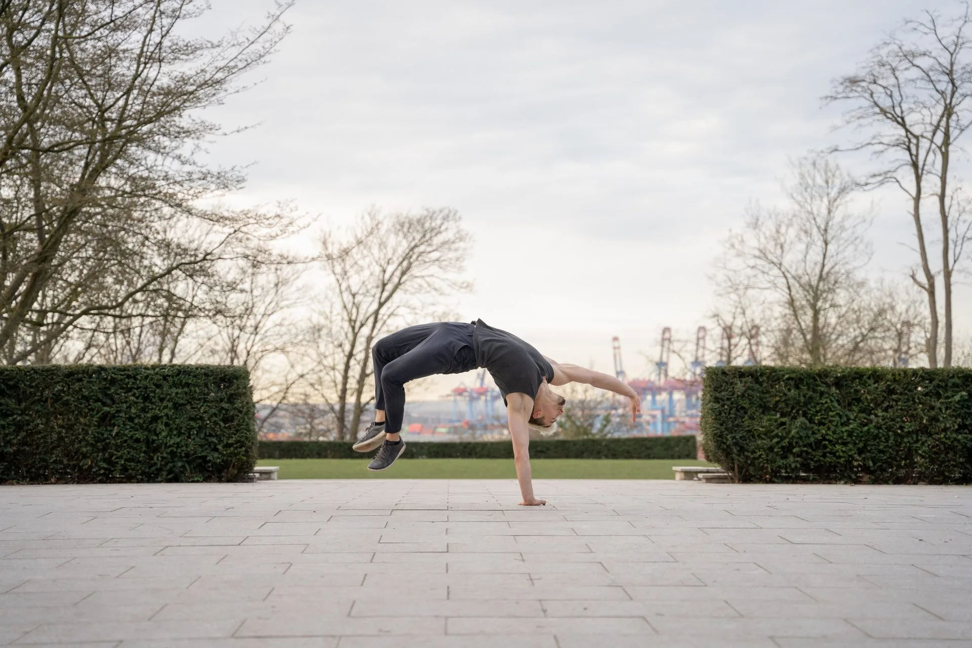 Backflip am Hamburger Hafen — Movement Practice