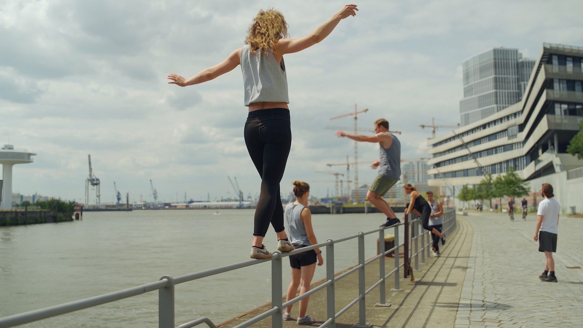Gruppe balanciert gemeinsam am Hamburger Hafen — School of Movement